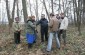 Un equipo de Yahad con una testigo en el bosque, localizado cerca de la aldea de Yablunivka, cerca de 3 kilometos desde Busk, donde 28 judíos de la intelligentsia fueron fusilados © Guillaume Ribot/Yahad-In Unum